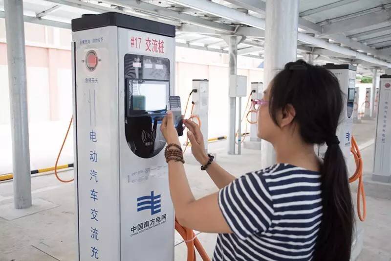 南方電網(wǎng)投運(yùn)全國首個(gè)“變電站+充電站”