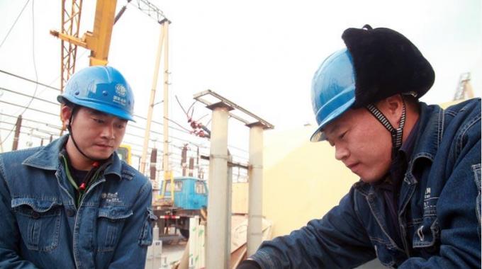 國網濟源供電公司改造設備，精益運維