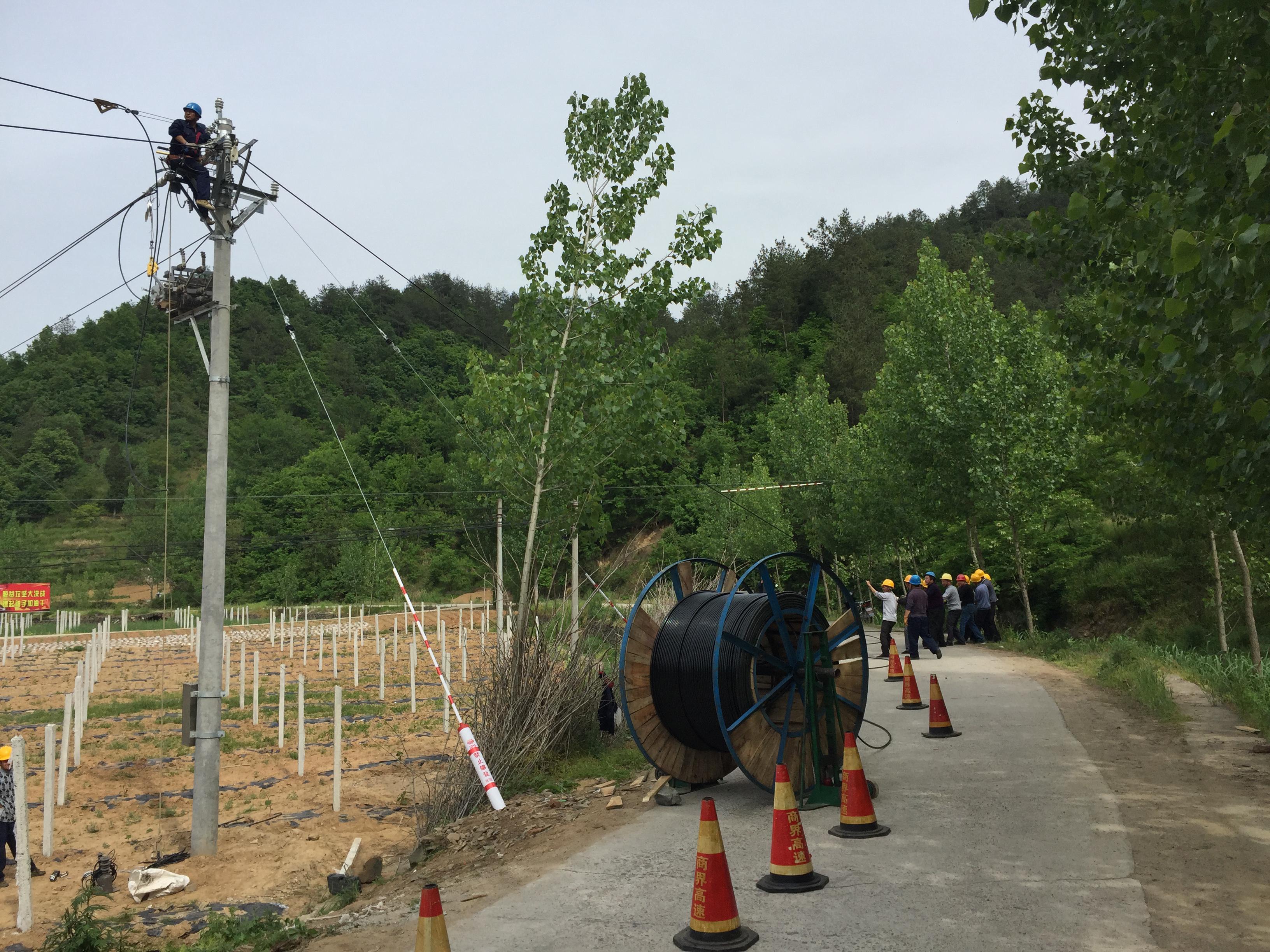 商南供電分公司完成貧困村(柳樹灣村)線路改造