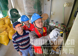 中國(guó)電力新聞網(wǎng)訊 通訊員 毛強(qiáng) 報(bào)道 近日，湖北武漢漢南區(qū)供電公司員工主動(dòng)放棄假期休息時(shí)間，來到農(nóng)村養(yǎng)殖戶家中，為其檢修飼料加工設(shè)備，服務(wù)農(nóng)村群眾增收致富。
