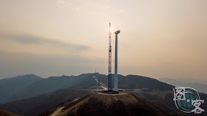 貴州達棒山風電項目工程開始吊裝風機