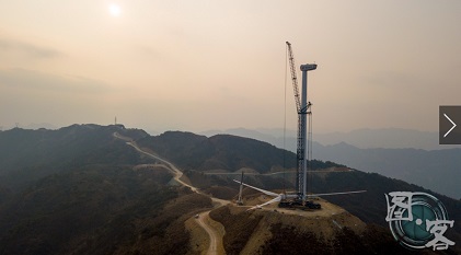 貴州達棒山風電項目工程開始吊裝風機