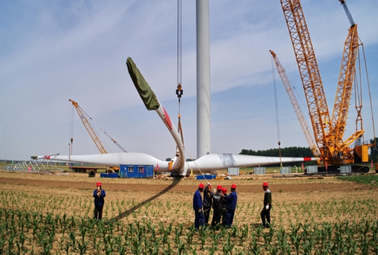 河北昌黎縣灤河口風電項目工程開始吊裝風機