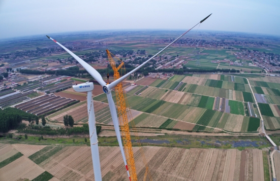 河北昌黎縣灤河口風電項目工程開始吊裝風機