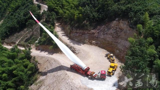 芙蓉山巔“電芙蓉”開花 風力發電首臺機組順利安裝