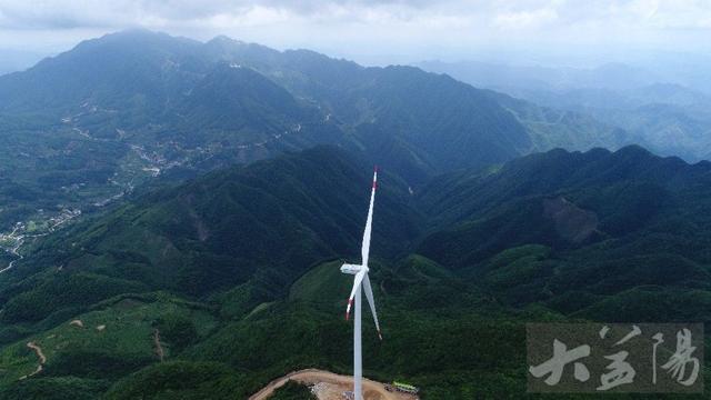 芙蓉山巔“電芙蓉”開花 風力發電首臺機組順利安裝