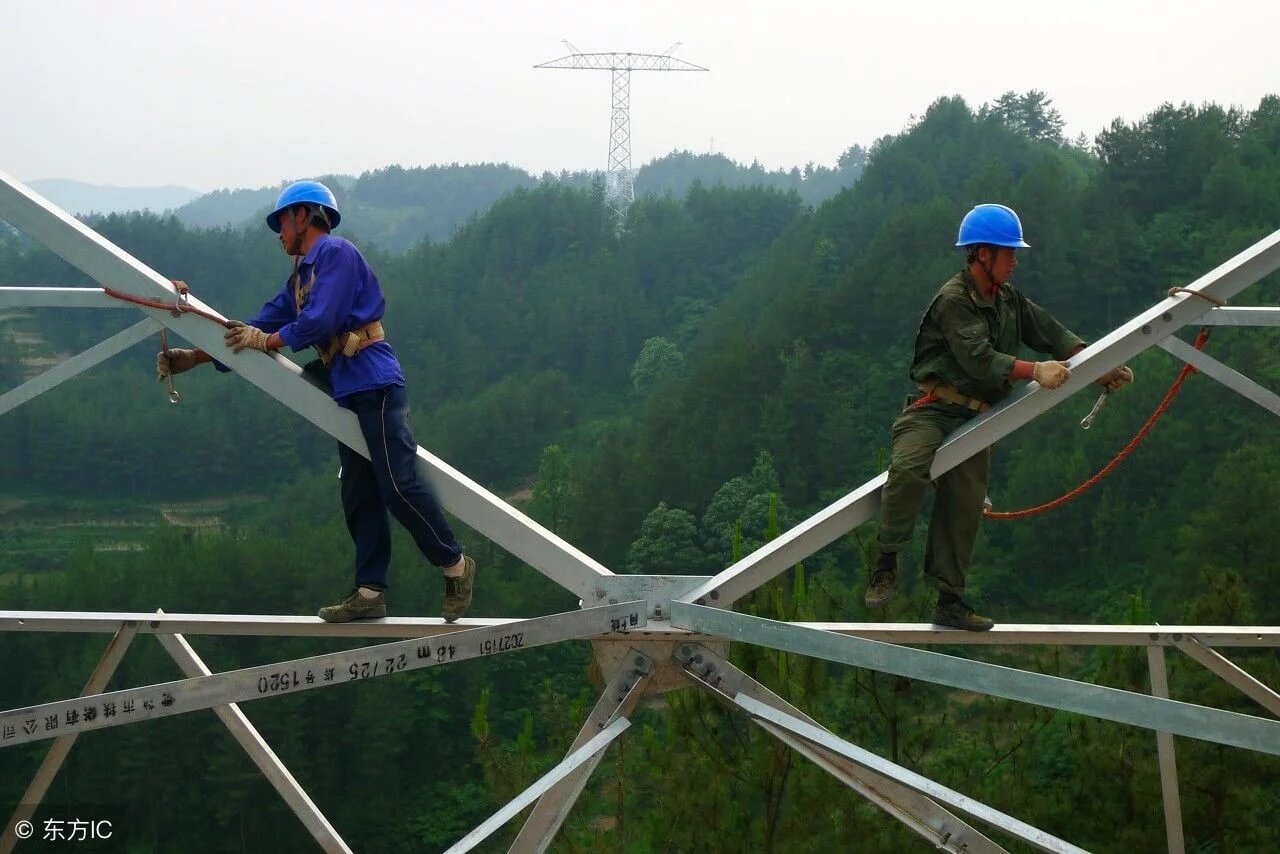 中國特高壓電網(wǎng)工人100多米高空作業(yè)令人驚心動(dòng)魄【圖說】