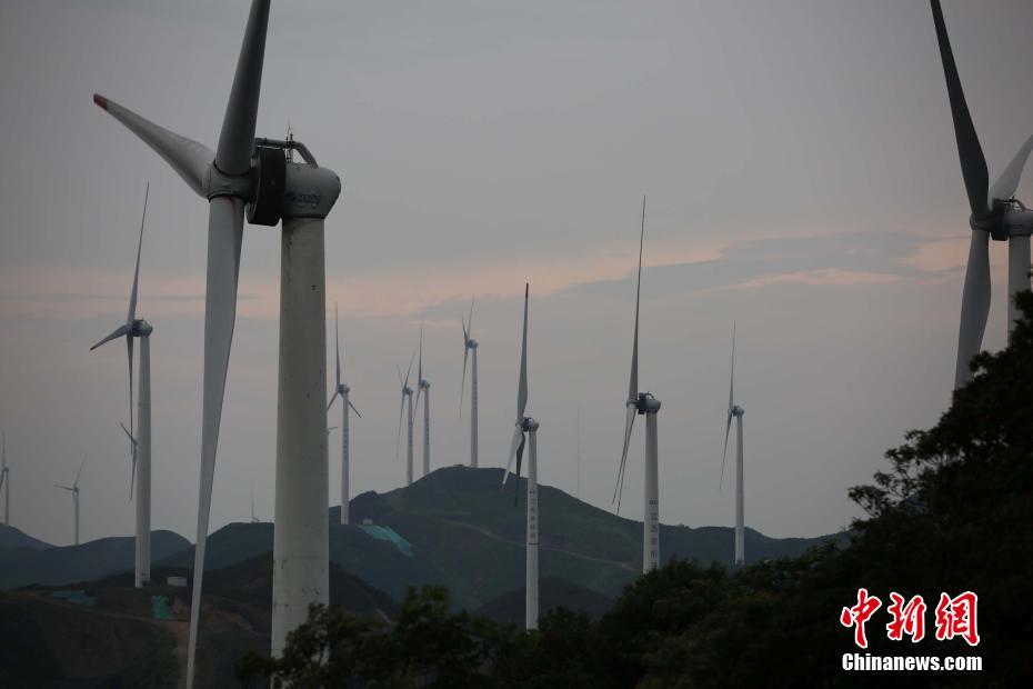 航拍江西泰和高山風電項目 風機矗立山脈如巨型"風車"