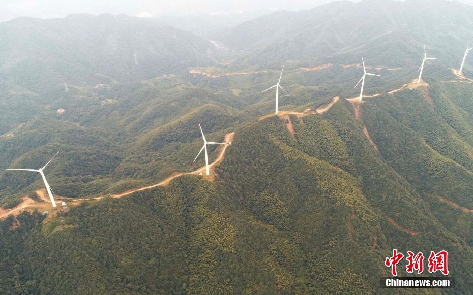 航拍江西泰和高山風電項目 風機矗立山脈如巨型"風車"