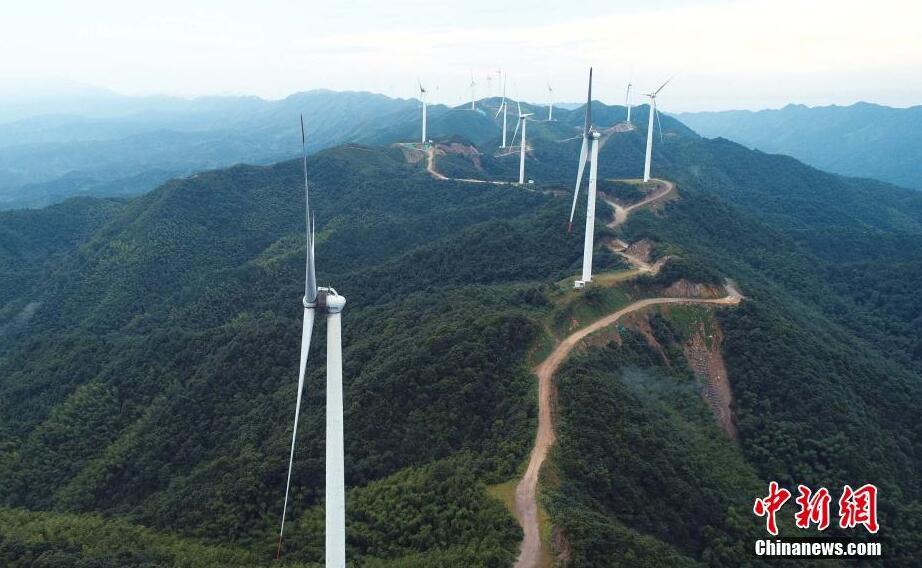 航拍江西泰和高山風(fēng)電項目 巨型“風(fēng)車”矗立山脈