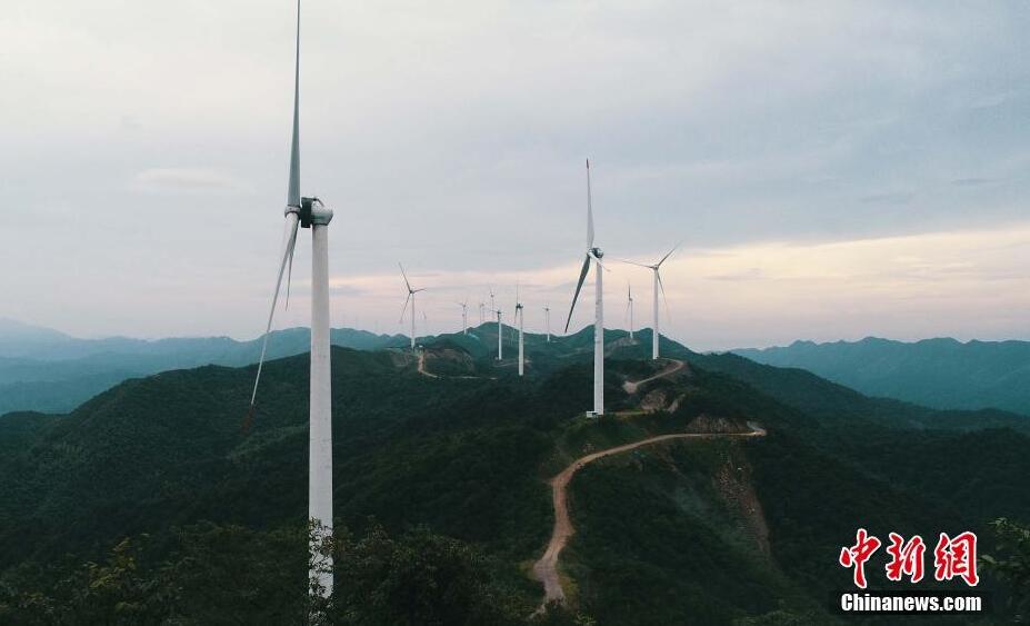 航拍江西泰和高山風(fēng)電項目 巨型“風(fēng)車”矗立山脈