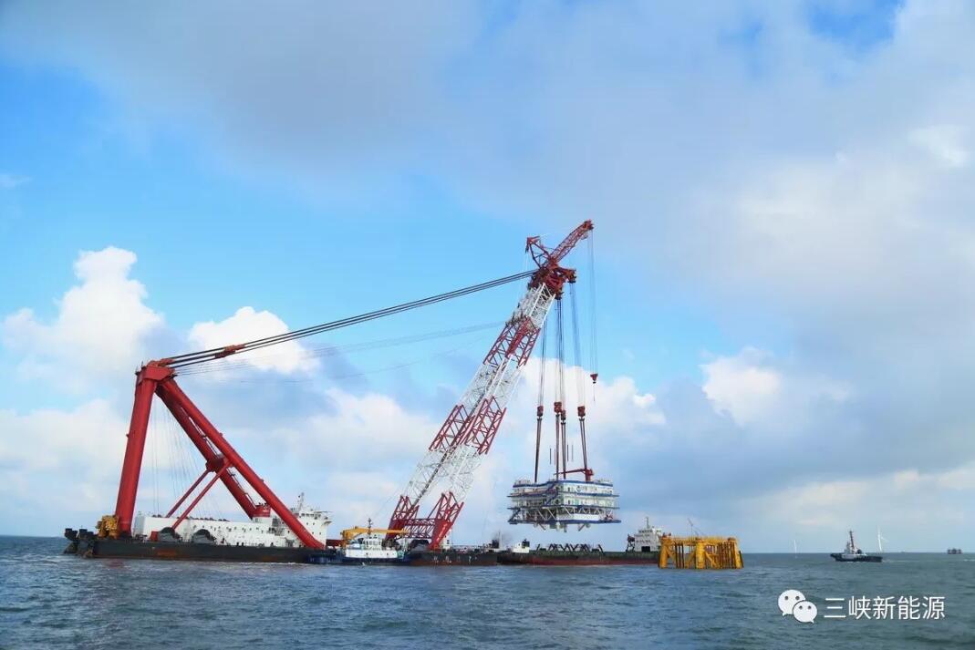 三峽新能源江蘇大豐300MW海上風電項目升壓站順利吊裝