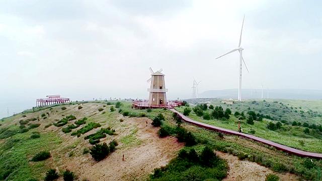 風光絕美搭配 ！無人機與風力發電機“試比高”