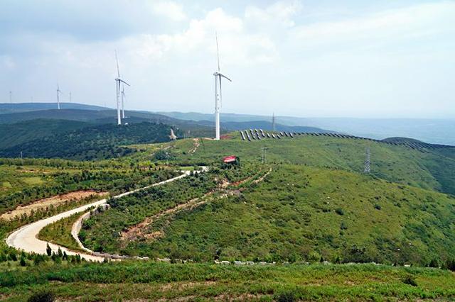 風光絕美搭配 ！無人機與風力發電機“試比高”