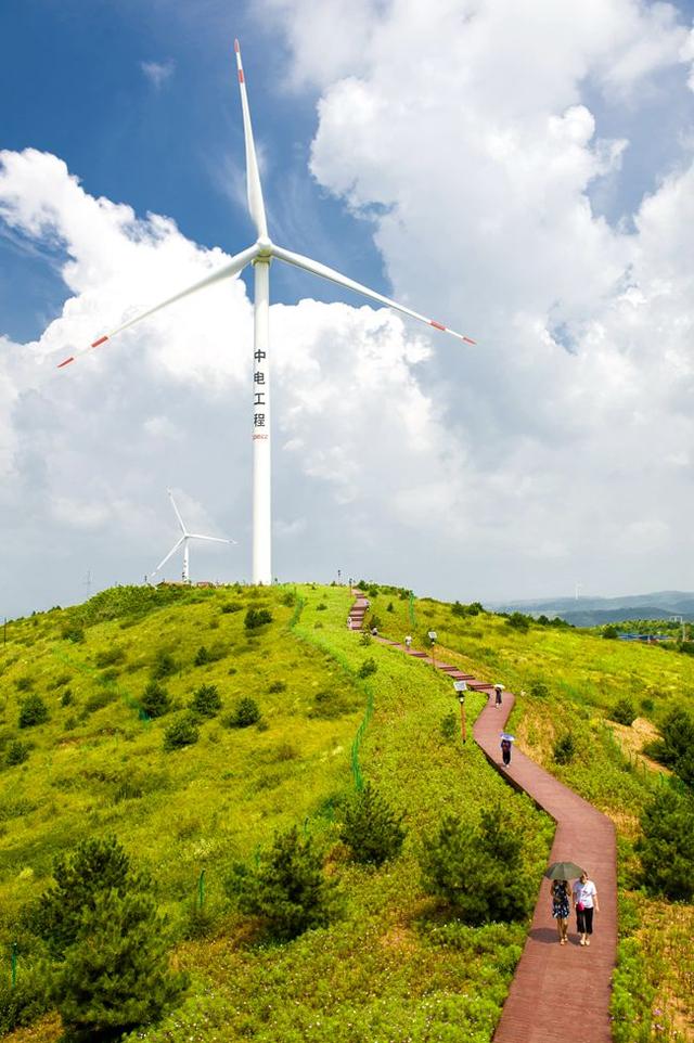 風光絕美搭配 ！無人機與風力發電機“試比高”