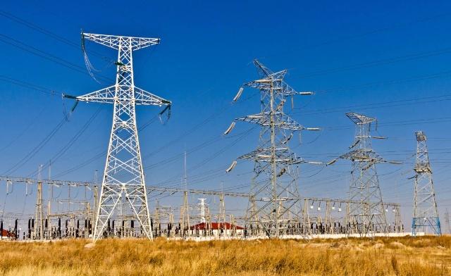 為什么高壓電線沒有絕緣外皮，雨天也不會出現電力故障呢？